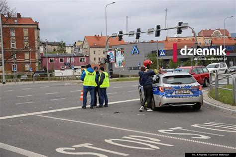 Wypadek W R Dmie Ciu Jedna Osoba Trafi A Do Szpitala Dziennik Wa Brzych