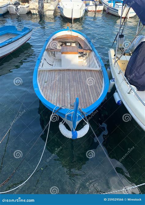 Disparo Vertical De Un Barco Con Un Borde Azul Atracado En Un Puerto