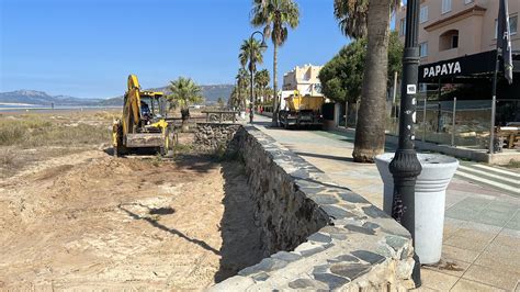 El Ayuntamiento De Tarifa Limpia Vertidos En La Playa De Los Lances