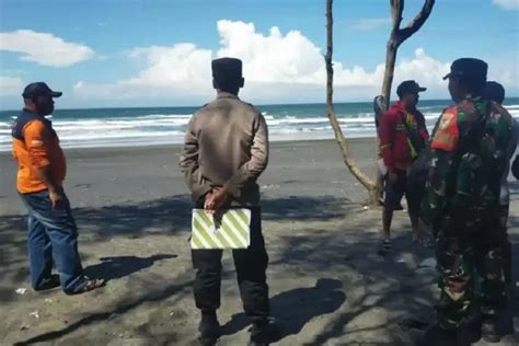 Dua Wisatawan Asal Bandung Terseret Ombak Di Pantai Selatan Satu