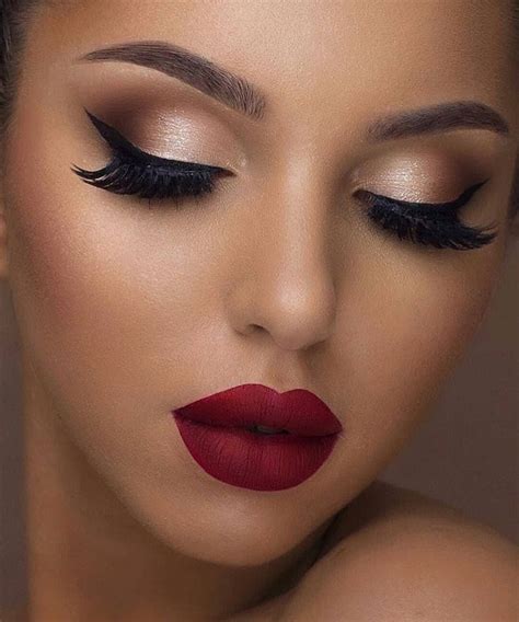 Winged Eyeliner And Bright Red Lips Look Holiday Makeup Looks Party