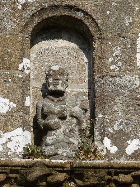 Eglise Saint Hervé et son placître à Quemperven PA00089547 Monumentum