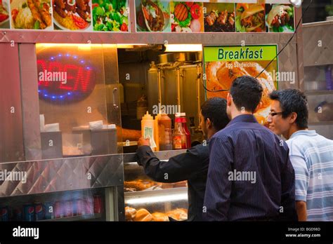 Halal Street Food Vendor In Downtown Manhattan New York City Stock