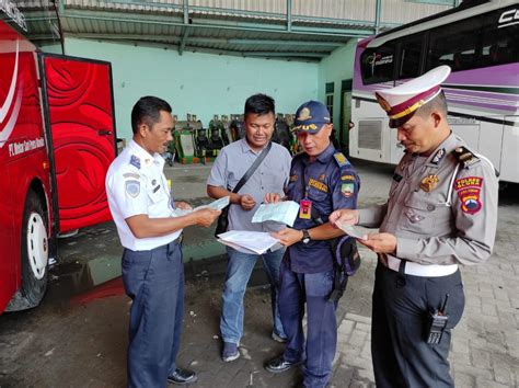 Petugas Gabungan Di Blora Lakukan Ramp Check Bus Jamaah Haji Mondes