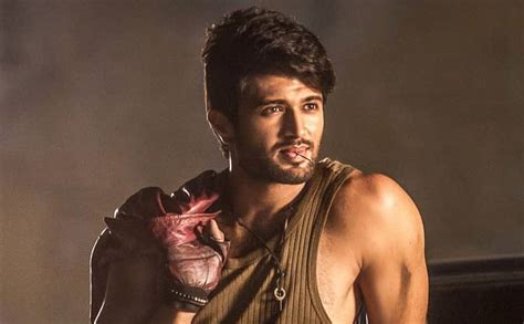 Shirtless Vijay Deverakonda With Cute Beast Create Storm On Internet