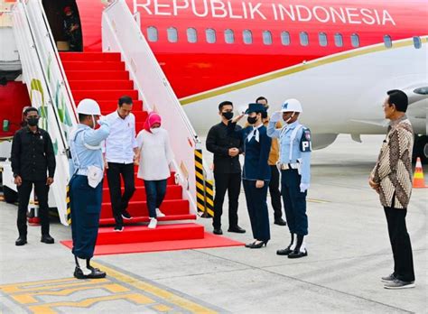 Ditemani Prabowo Jokowi Tinjau Panen Raya Padi Di Jawa Tengah