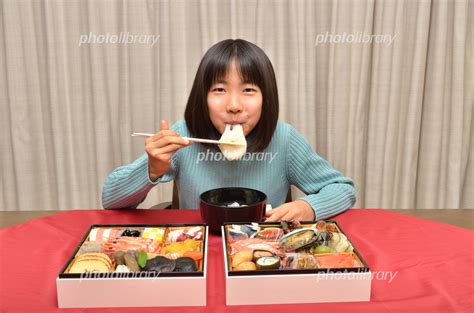 お雑煮を食べる女の子正月 おせち料理 写真素材 5417849 フォトライブラリー Photolibrary