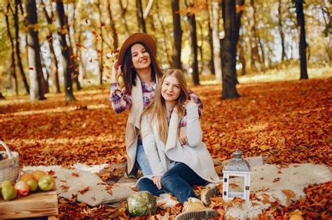 Belles Filles S Amusent Dans Un Parc En Automne Photo Gratuite