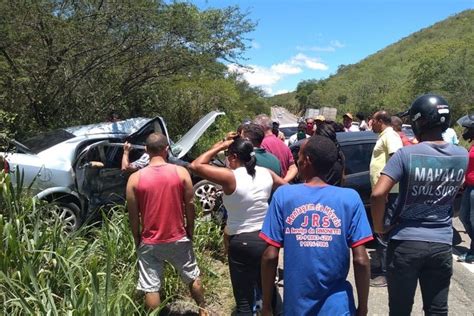 Tragédia na BR 330 acidente entre dois carros três mortes e