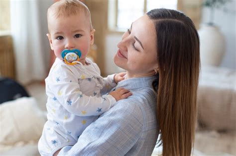 Coup moyen mère tenant un bébé mignon Photo Gratuite