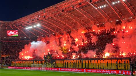 Dynamo Dresden Hallescher Fc Pyroshow Im Dynamo Block