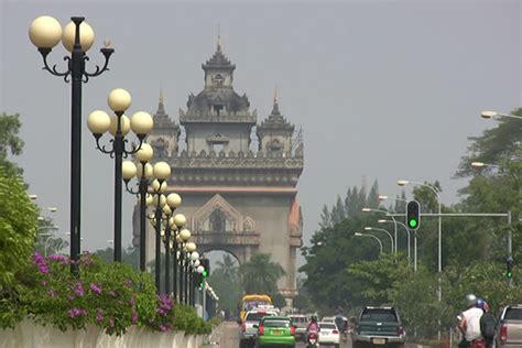 Patuxai Victory Monument - Indochina Tours