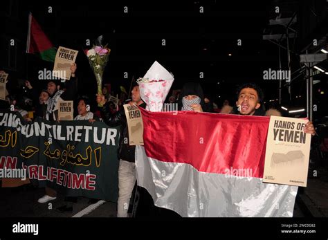 Demonstranten tragen Blumensträuße und Banner halten jemenitische