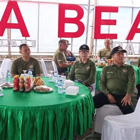 Kerja Bakti Bersih Pantai Kuta Dalam Rangka HUT Ke 62 Korem 163 Wira