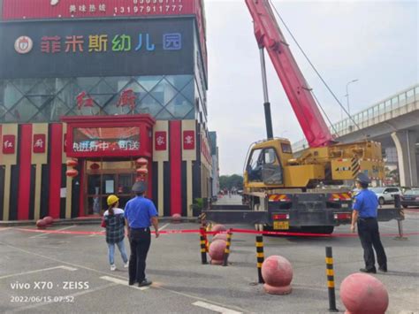 区城管执法局：拆除破损广告招牌 消除高空安全隐患行政执法新建区人民政府