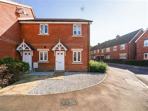 2 Bed Maisonette For Sale In Carina Drive Wokingham Berkshire Rg40 £