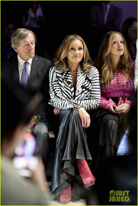 Vanessa Williams Attends Pamella Roland Fashion Show With Her Three Daughters Photo 4894676