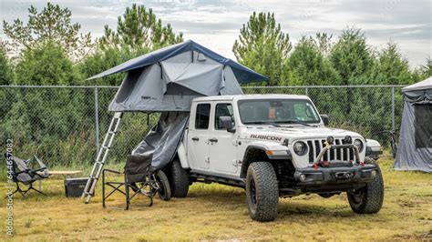 Loveland Co Usa August 25 2023 Jeep Wrangler Rubicon Model With An Open Roof Tent