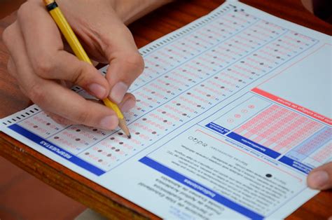 Nunca es tarde Abuelo toma examen de admisión para ser abogado