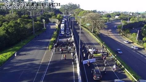 Greve geral bloqueia vias e retira ônibus e trens de circulação em