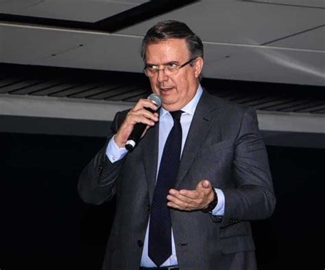 Marcelo Ebrard inicia gira con visita a su maestra de kínder