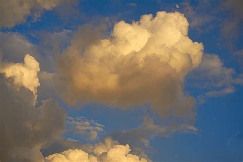 Cielo Azul Puesta De Sol Fondo De Nubes Cumulus Doradas E Imagen Para