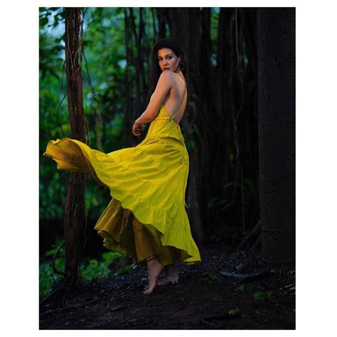 Amyra Dastur Stuns In Yellow Backless Dress See The Diva S Smoking Hot