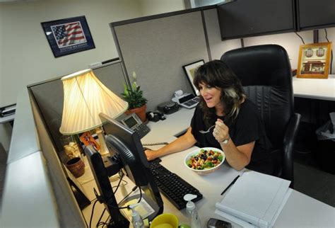 How To Eat Healthfully When You Have To Eat At Your Desk