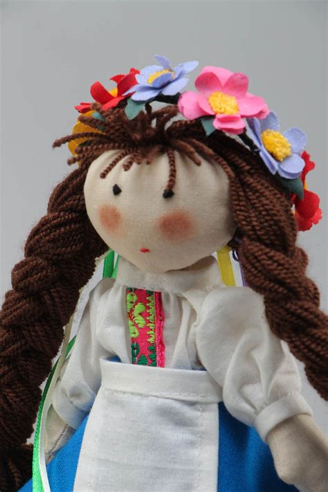 Muñeca de tela decorativa artesanal en traje nacional de algodón bonita