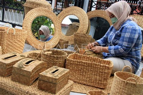 KERAJINAN TANGAN ECENG GONDOK ANTARA Foto