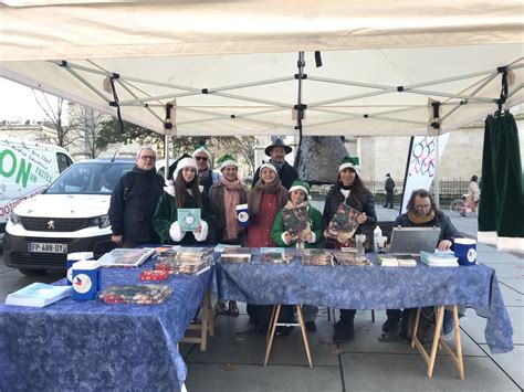 Secours populaire la caravane des Pères Noël verts a fait escale à