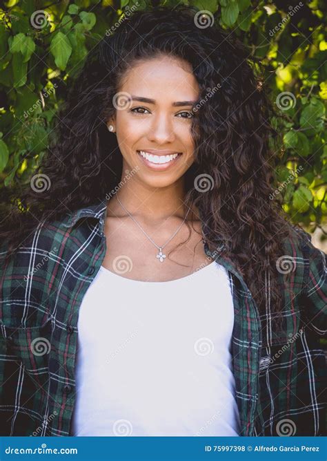 Latina Das Junge Frau In Der Natur Lacht Stockfoto Bild Von Nave Latein