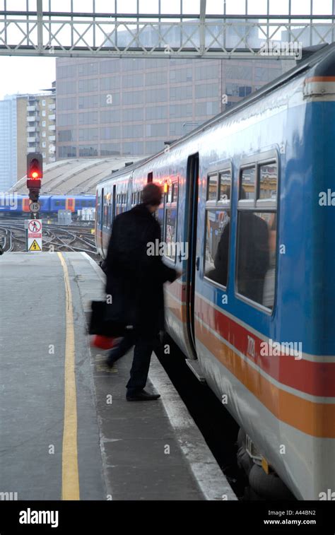 Uk England London Waterloo Station Boarding Train Stock Photo Alamy