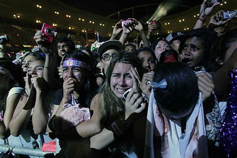 Folha Folhateen Fãs acampam no estádio para 2º show de Justin