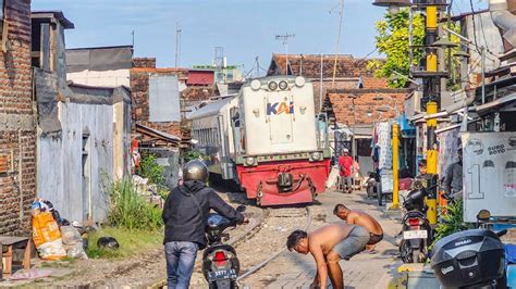 Mepet Kereta Blusukan Pemukiman Padat Penduduk Kereta Api Di