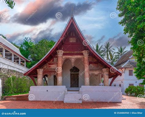 Templos Budistas De Wat En Luang Prabang Laos Decorados Con Bonitos