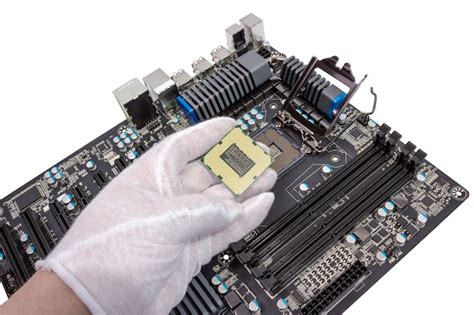 Instala O De Processador Moderno No Soquete Da Cpu Na Placa M E Foto