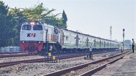 KERETA EKSPRES JALUR UTARA NGEBUT BRUTAL DI STASIUN KECIL DEKAT PASAR