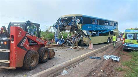 URGENTE Acidente entre ônibus e carreta deixa mortos e dezenas de