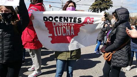 Los Gremios Docentes Se Movilizan Por La Recomposición Salarial Radio 3 Cadena Patagonia