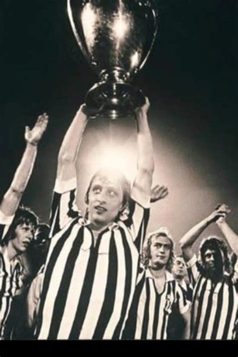 Johan Cruyff Y Sus Compa Eros Visten La Camiseta De La Juventus Como