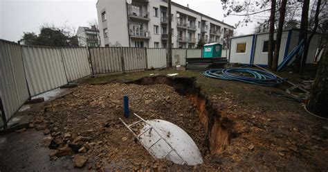 Kolejna Dziura W Trzebinii Zasypana Ze Zbiornikiem