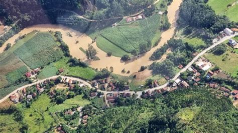 Governador vistoria áreas atingidas no Alto Vale do Itajaí e reforça