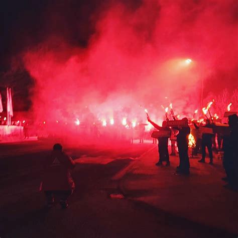 Stahlarbeiter In Eisenh Ttenstadt Starten Mit Einer Feurigen