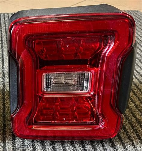 LAMPA TYLNA TYŁ LED WRANGLER JL 18 USA MOPAR ORYG 68297589 68297588