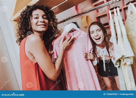 Deux Jeunes Filles Ont L Amusement Dans Le Vestiaire Dans La Boutique