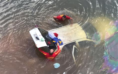 Motorista escapa após carro cair de ponte e afundar em rio de Águas