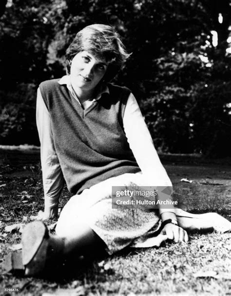 Lady Diana Spencer Poses For Photographers In The Garden News Photo Getty Images