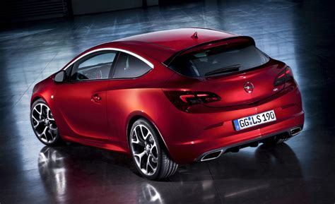 Nouvelle Opel Astra Opc Ch Sous Une Robe Sobre