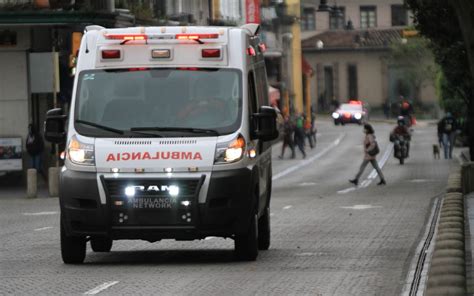 Dos Personas Lesionadas Tras Caída De Un árbol Sobre Un Taxi En Avenida